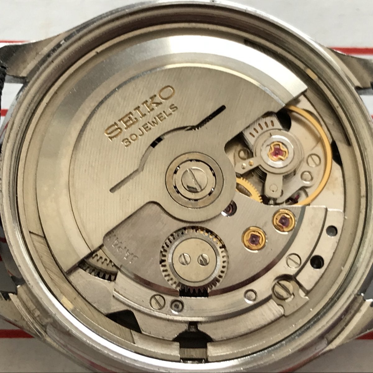 sticking crown release button on Seiko 8306 - 1000 movement | The Watch Site