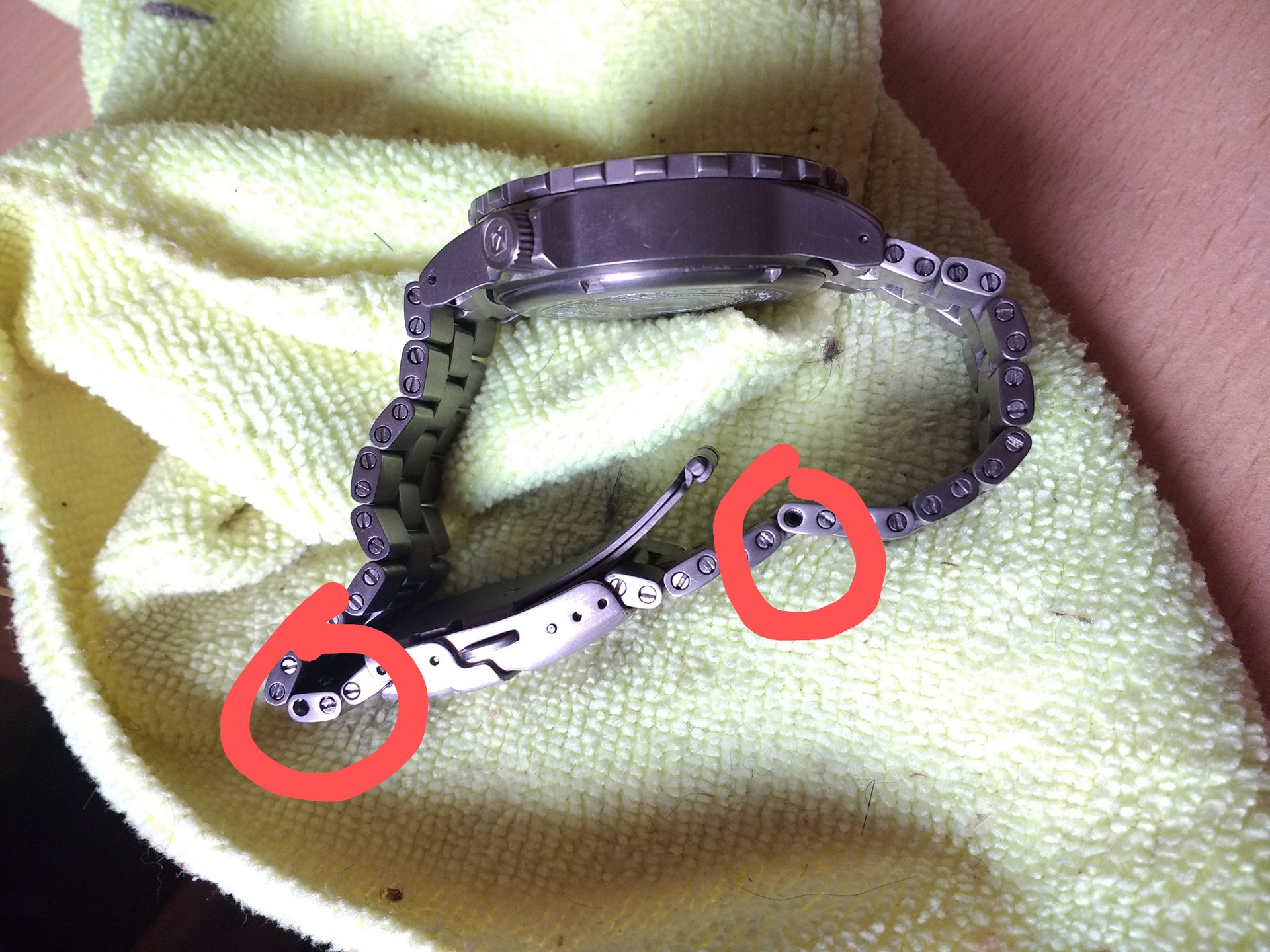 This is why I prefer Pins and Collars on a bracelet | The Watch Site